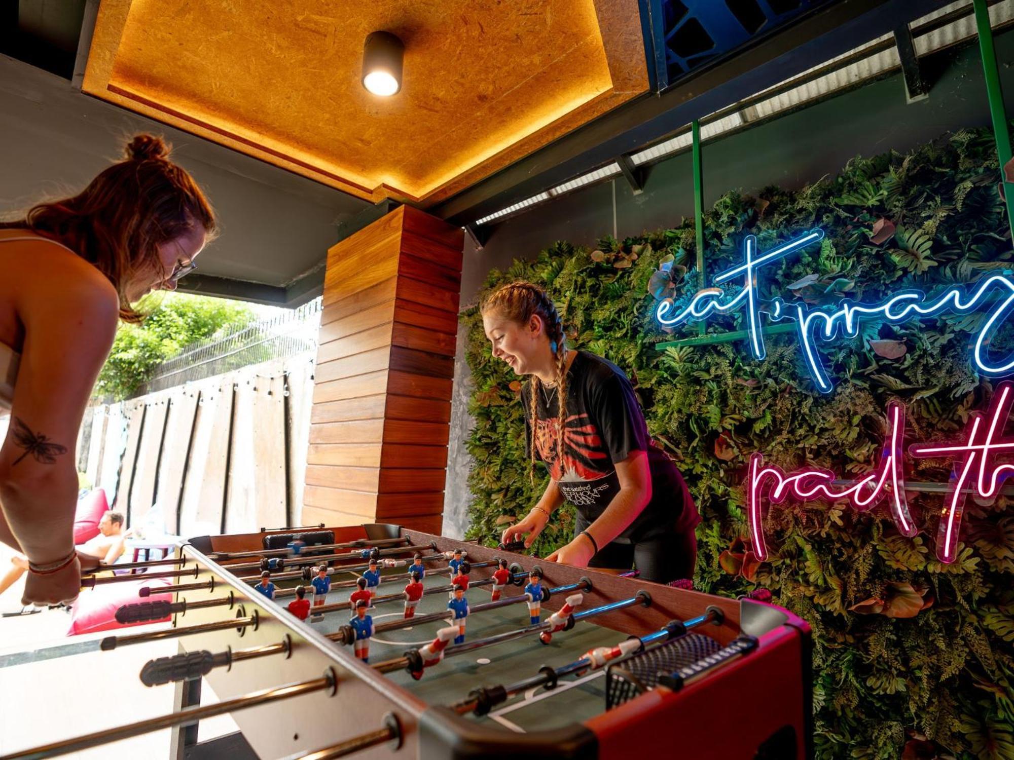 Mad Monkey Phuket Patong Exterior foto