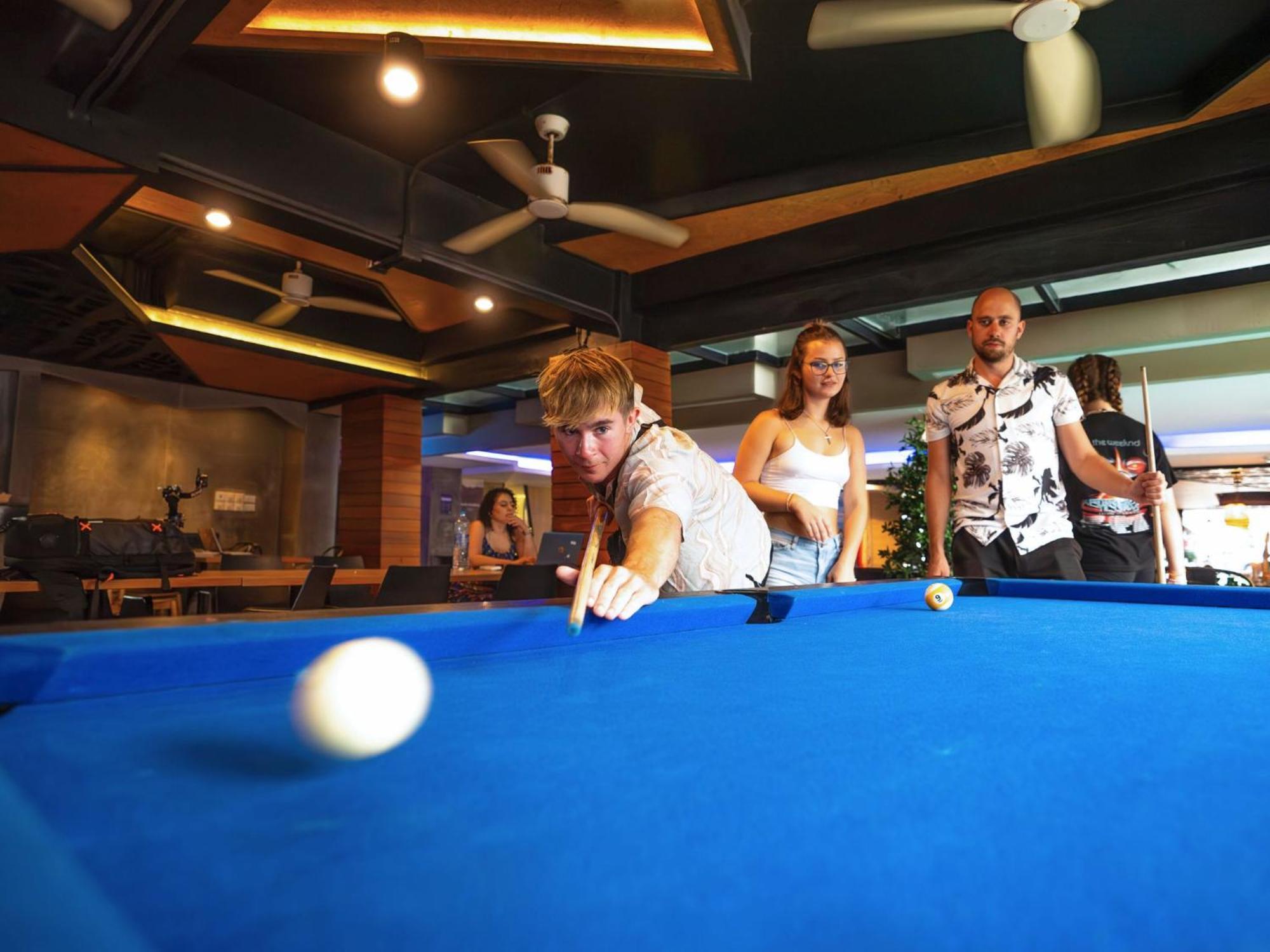Mad Monkey Phuket Patong Exterior foto