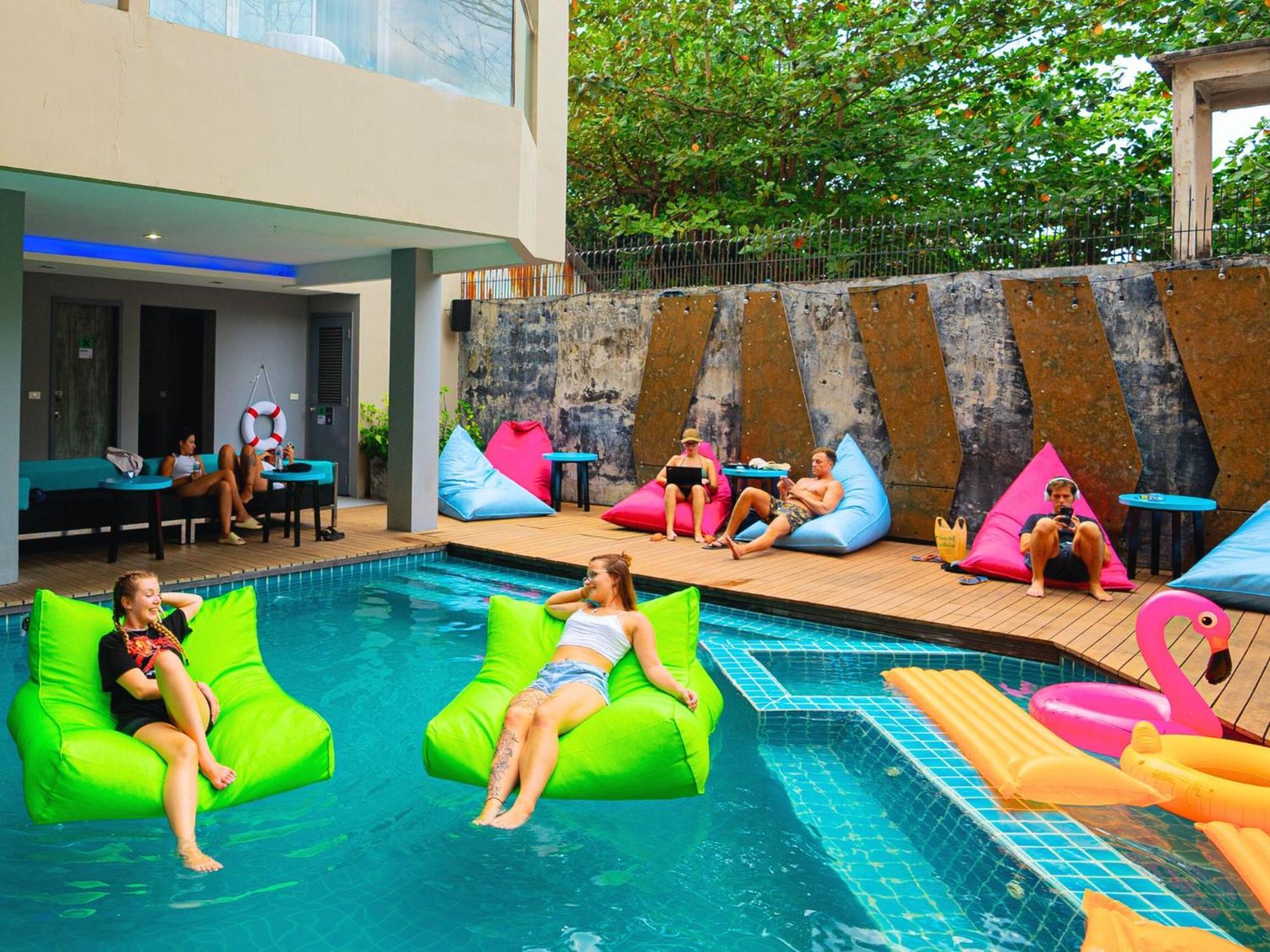 Mad Monkey Phuket Patong Exterior foto