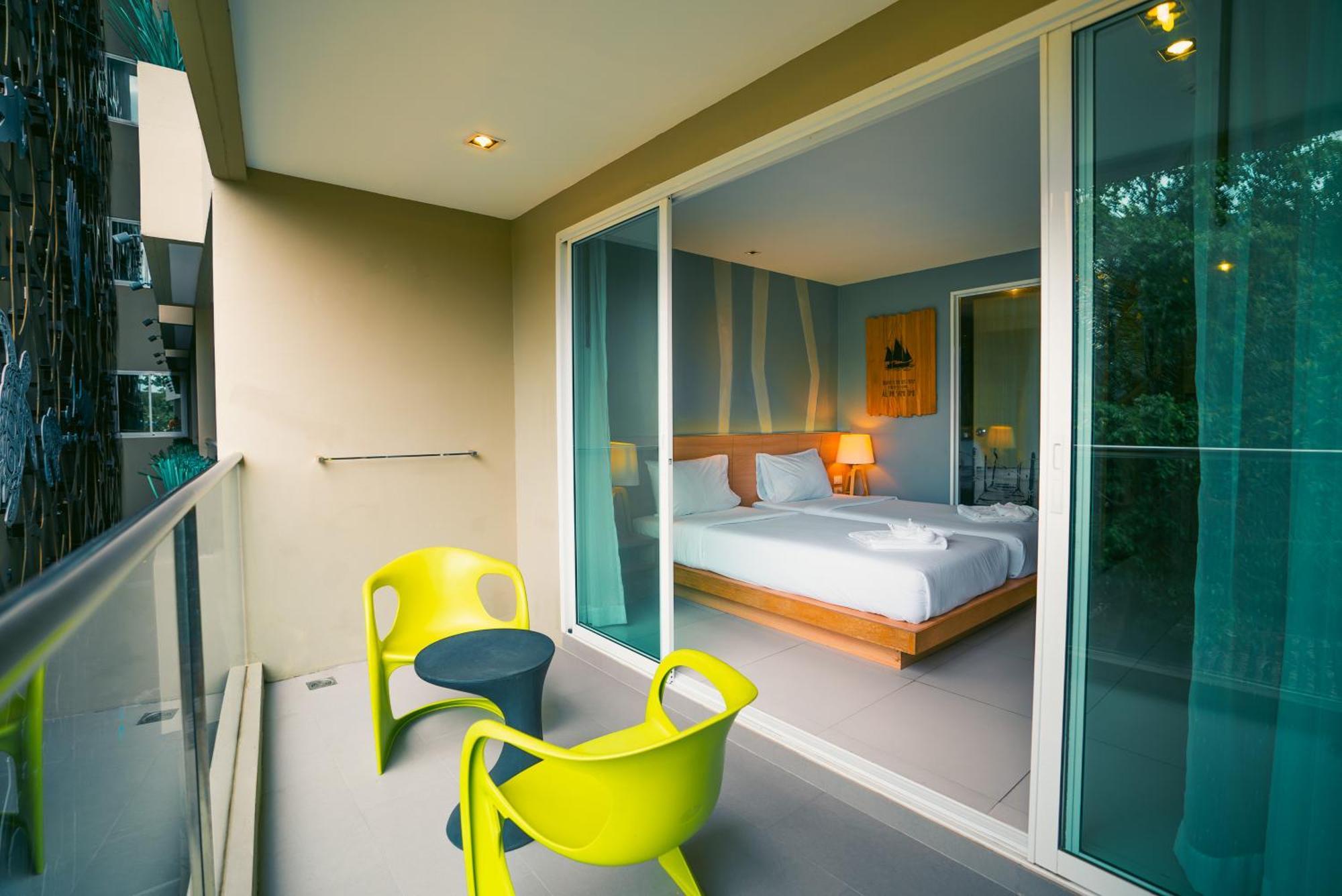 Mad Monkey Phuket Patong Exterior foto