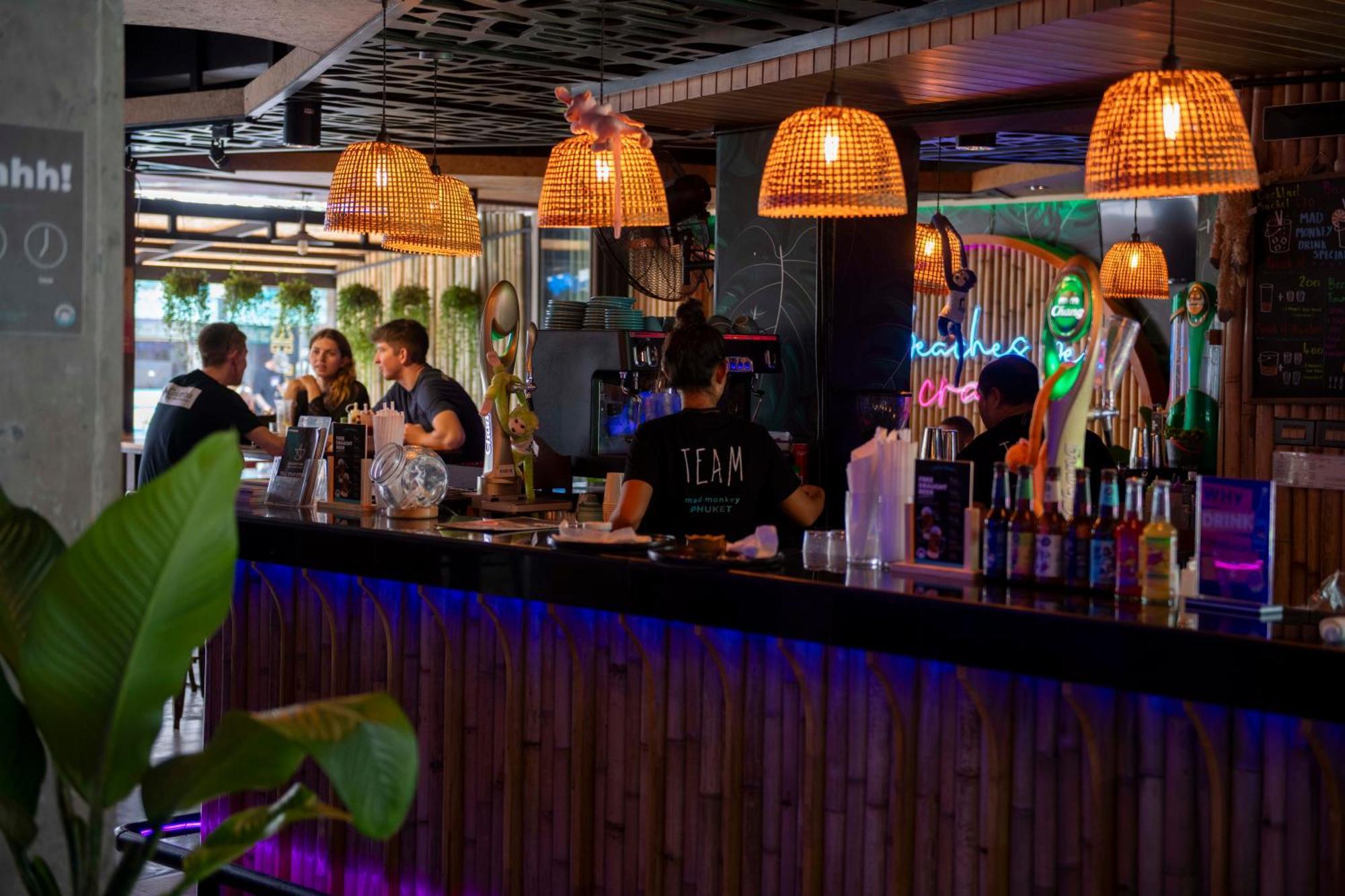 Mad Monkey Phuket Patong Exterior foto