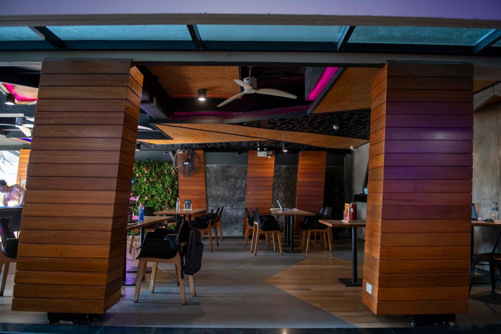 Mad Monkey Phuket Patong Exterior foto