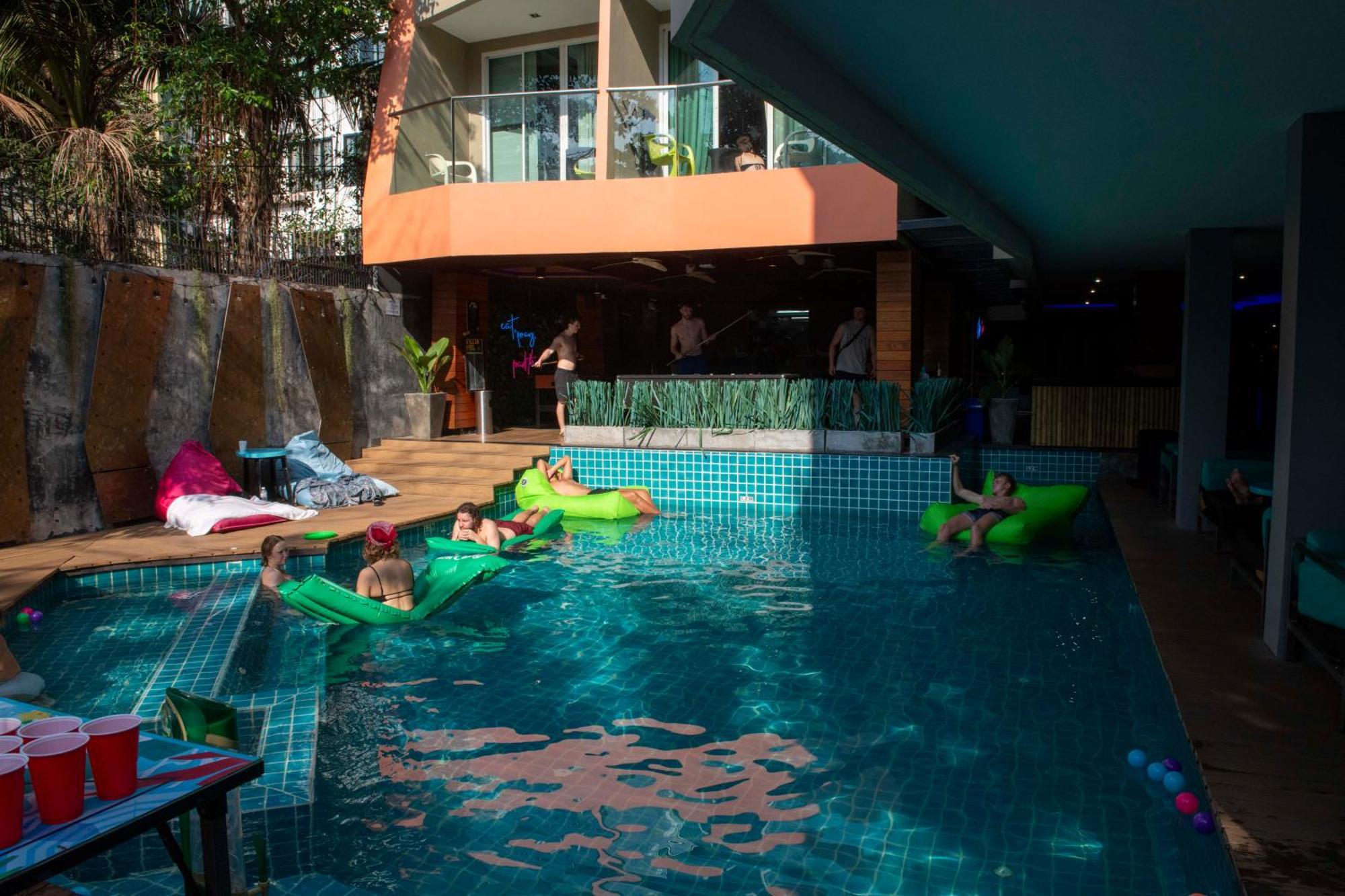 Mad Monkey Phuket Patong Exterior foto