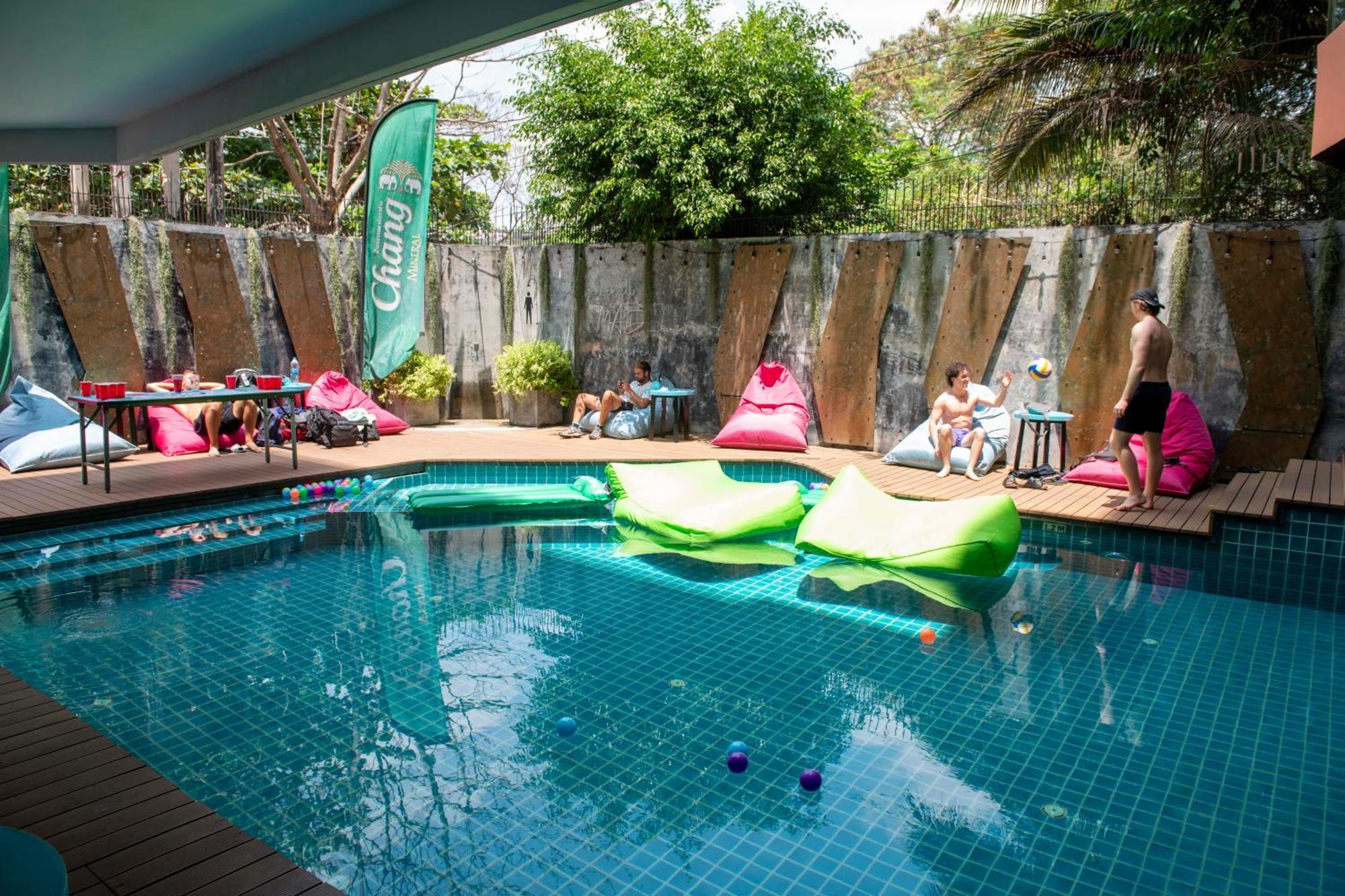 Mad Monkey Phuket Patong Exterior foto